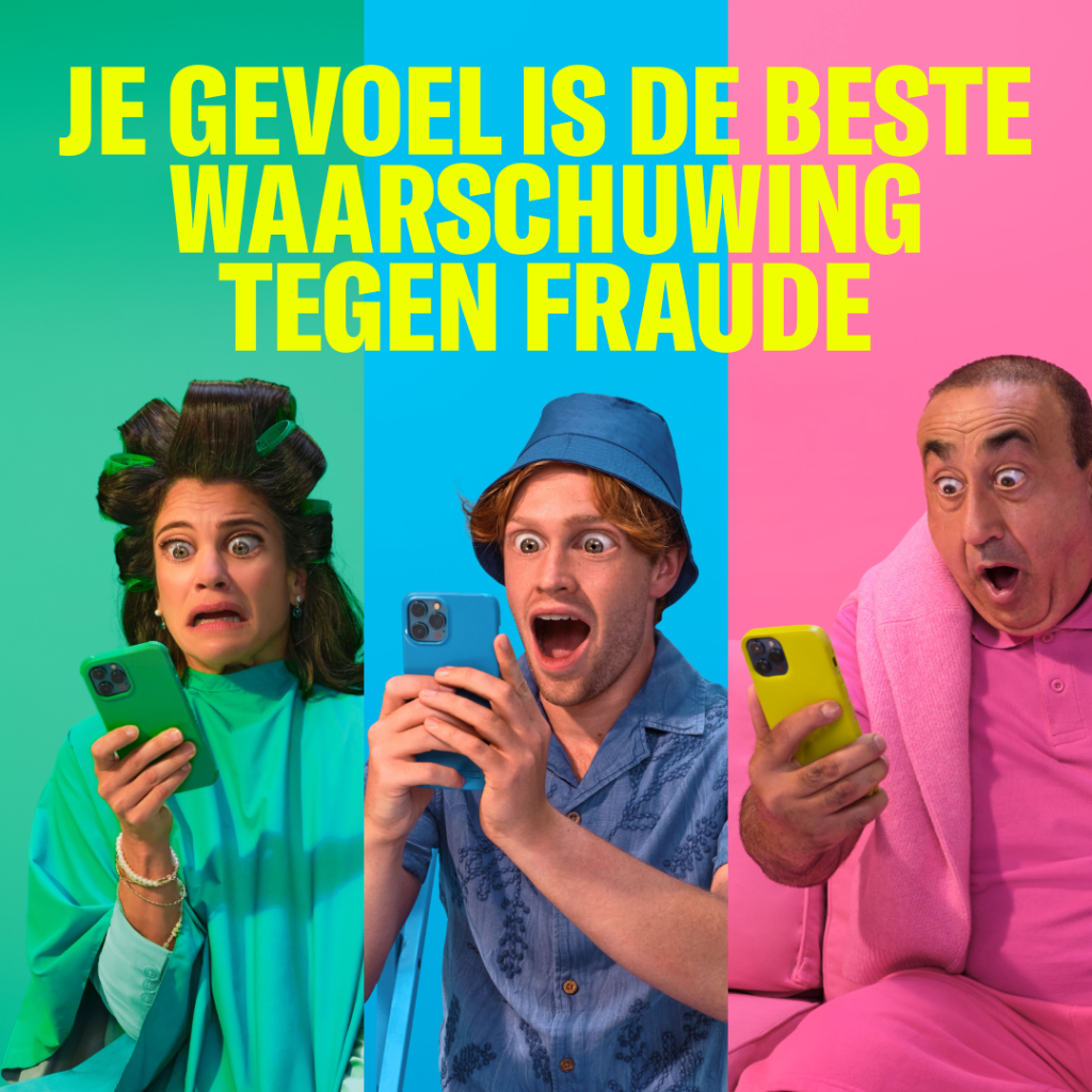 Drie personen met mobiel in hand die heel erg verschrikt kijken. Links een vrouw in groene jurk en achtergrond, in het midden een jonge man imet blauwe kleding op blauwe achtergrond en daarnaast een man in roze kleding tegen roze achtergrond.